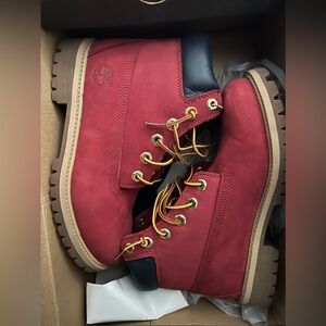 Kids size 5 timberland boots, come with original box